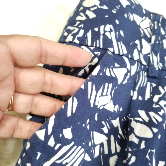 Forever 21 blue and white pattern mini skirt. M - Picture 3 of 9